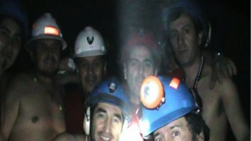 Από το φως στο σκοτάδι: Η συγκλονιστική ιστορία των μεταλλωρύχων που έμειναν κάτω από τη γη για 69 ημέρες – Βίντεο